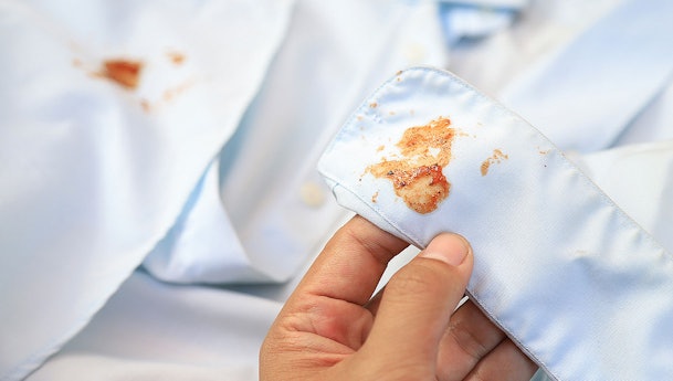 Hardnekkige vlek op de manchet van een overhemd die extra aandacht vraagt tijdens het wassen