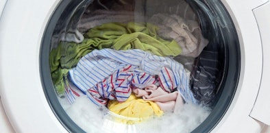 Natte was met schuim in de trommel van een wasmachine