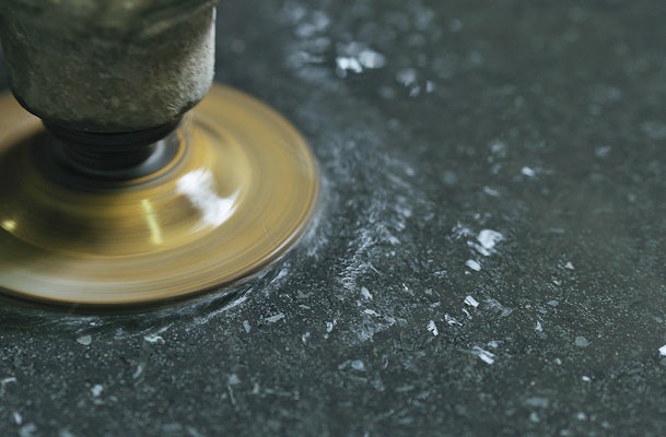 De productie van een Terrazzo keukenblad is zeer arbeidsintensief.