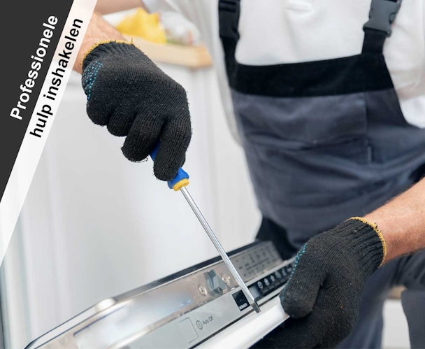 Monteur repareert een vaatwasser met een schroevendraaier