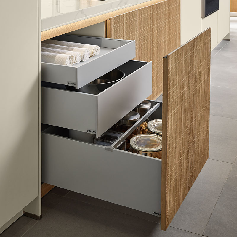 Lichtgrijze proTech X-lades in moderne keuken