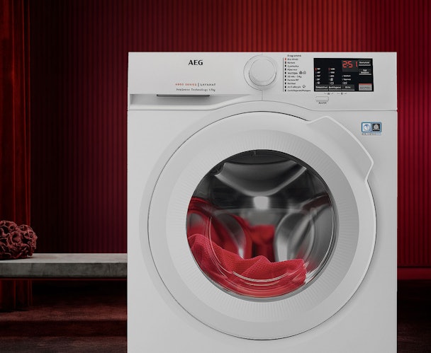 AEG Lavamat wasmachine met rood wasgoed zichtbaar in de trommel