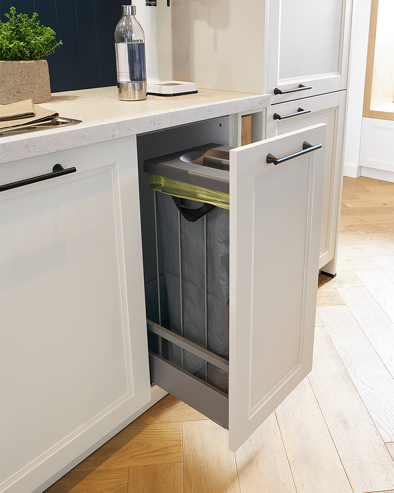 Prullenbak in keukenkast.