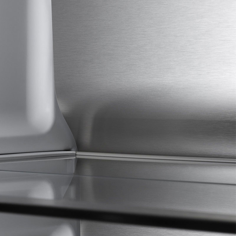 V-ZUG PureCool koelsysteem met gladde roestvrijstalen afwerking en optimale luchtcirculatie