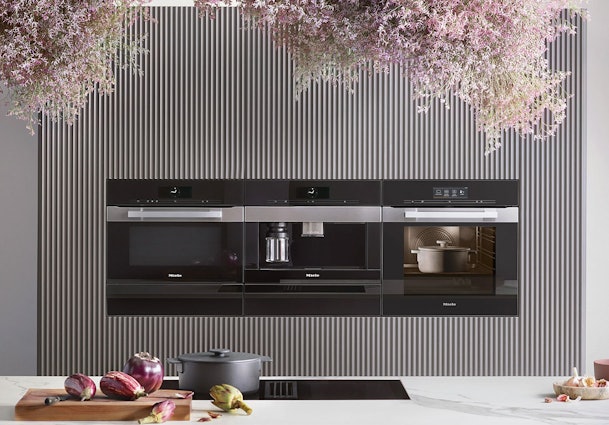 Miele PureLine ovens met zwarte glasfronten en horizontale roestvaststalen accenten in moderne keuken