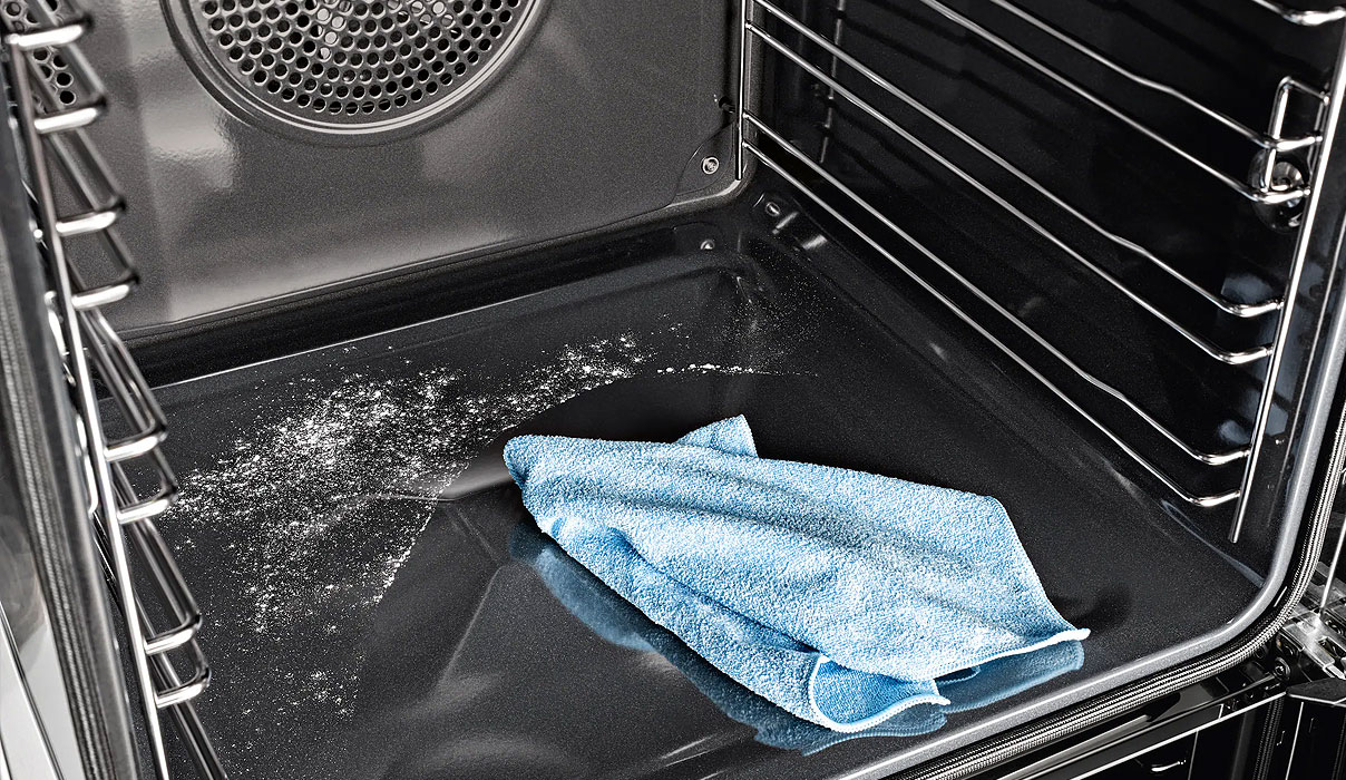 Miele oven pyrolyse zelfreiniging met as-resten na 440 graden reinigingscyclus, blauwe doek voor eenvoudig wegvegen