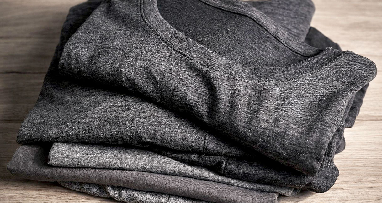 Stapeltje donkere kleding geschikt voor snel en zorgvuldig wassen