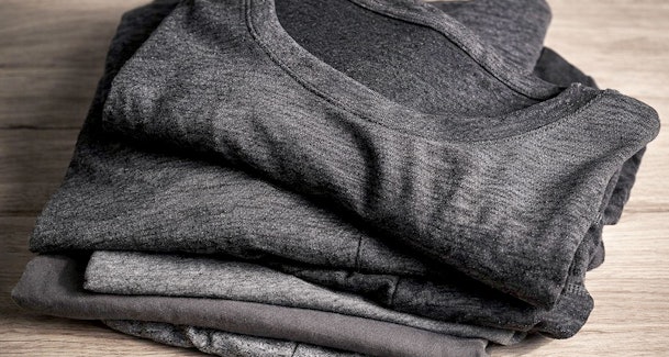 Stapeltje donkere kleding geschikt voor snel en zorgvuldig wassen