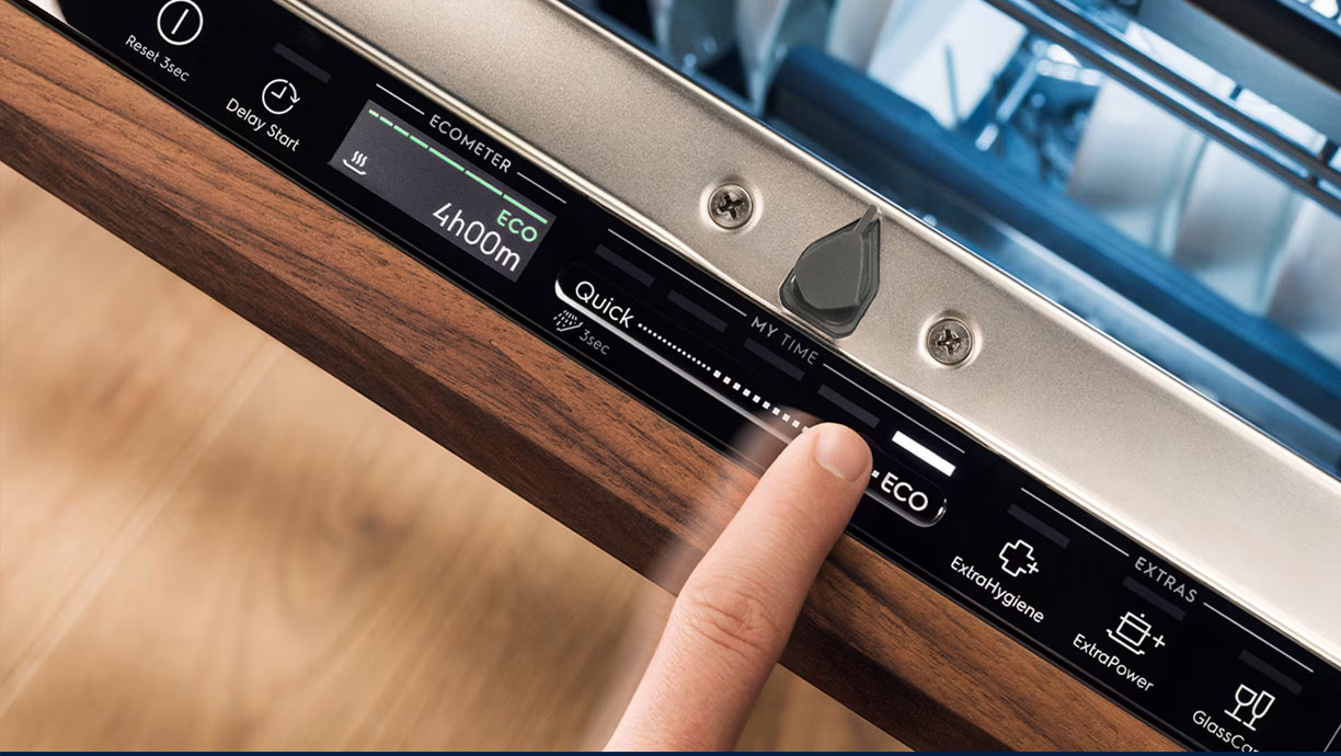 Vinger selecteert eco-programma op Electrolux vaatwasser met QuickSelect-bediening.