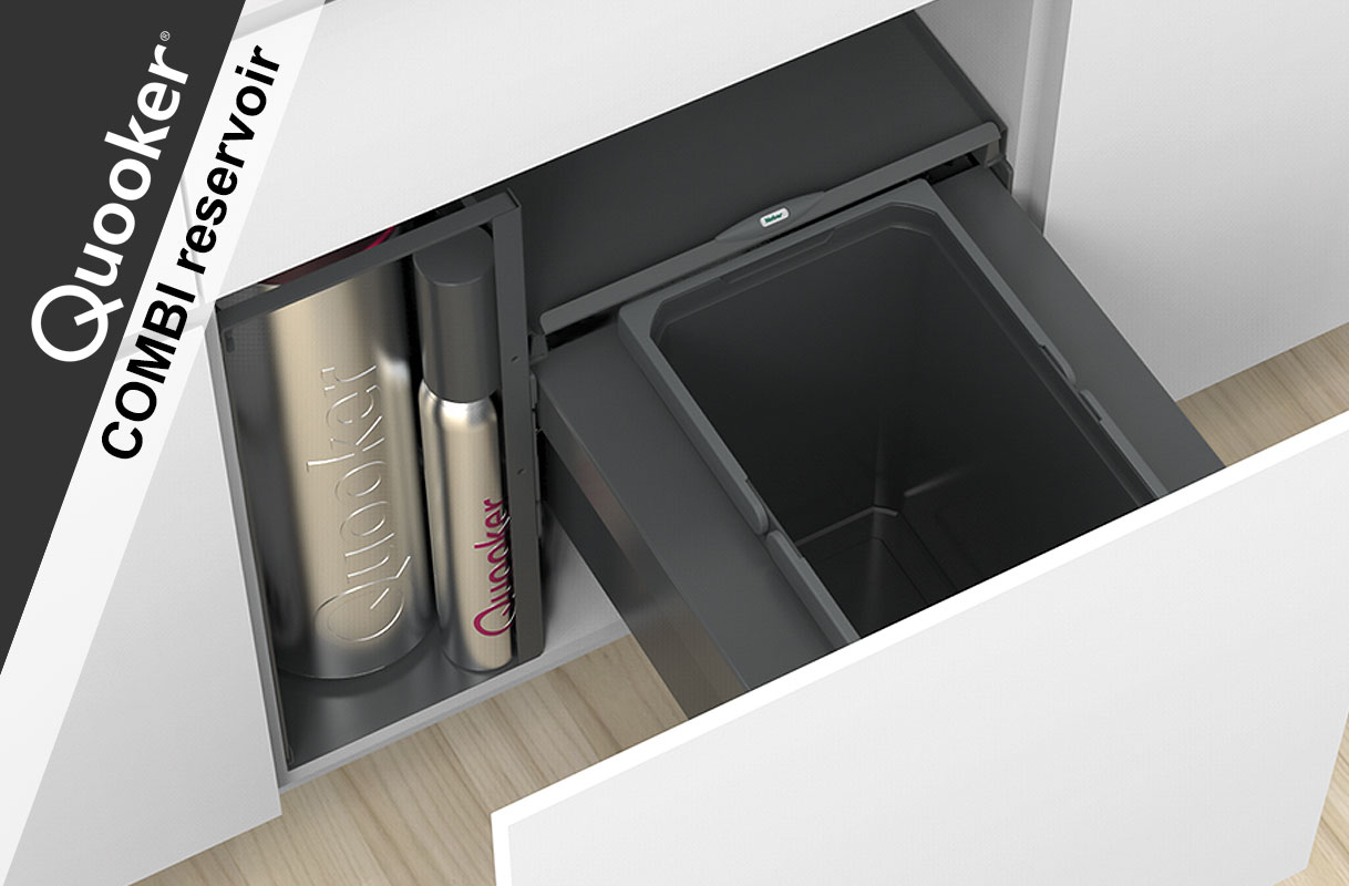 Quooker COMBI reservoir geplaatst in een keukenkast, met links het cilindervormige kokendwaterreservoir en rechts een geïntegreerde afvalbak