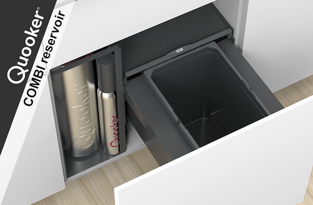 Quooker COMBI reservoir geplaatst in een keukenkast, met links het cilindervormige kokendwaterreservoir en rechts een geïntegreerde afvalbak