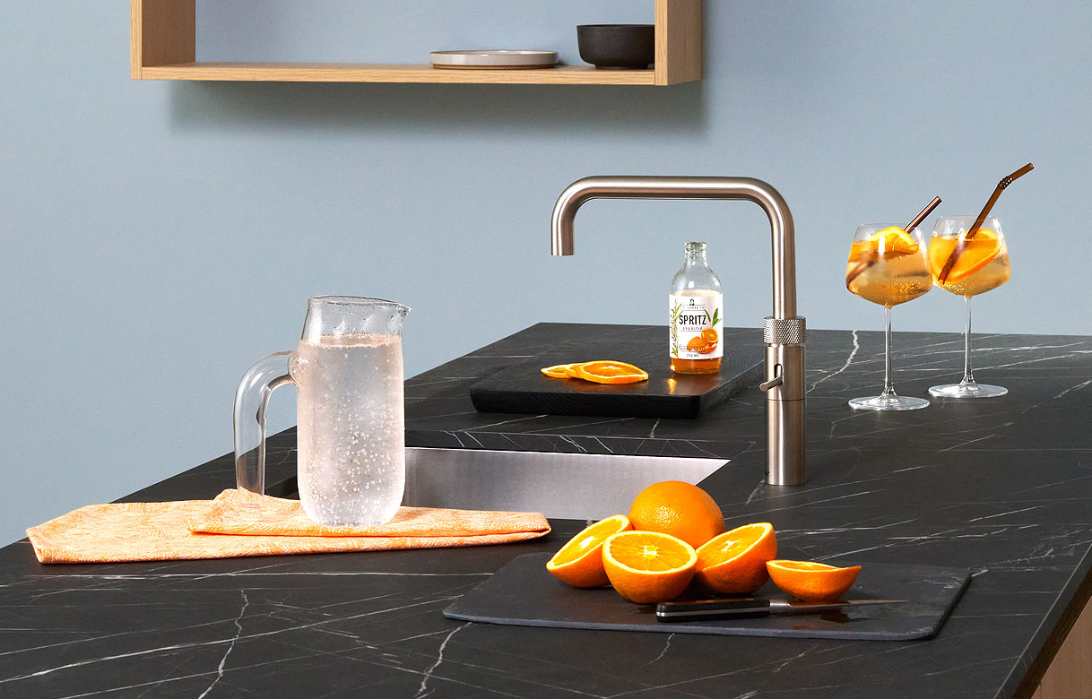 Met de Quooker CUBE geniet je in een handomdraai van een glas tintelend fris water. Ook maak je er de lekkerste limonades en soda cocktails mee.