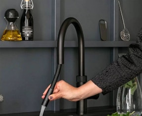 Zwarte Quooker Flex kraan met Cube reservoir