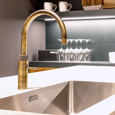 Quooker kokend-water-kraan met een messing patina finish