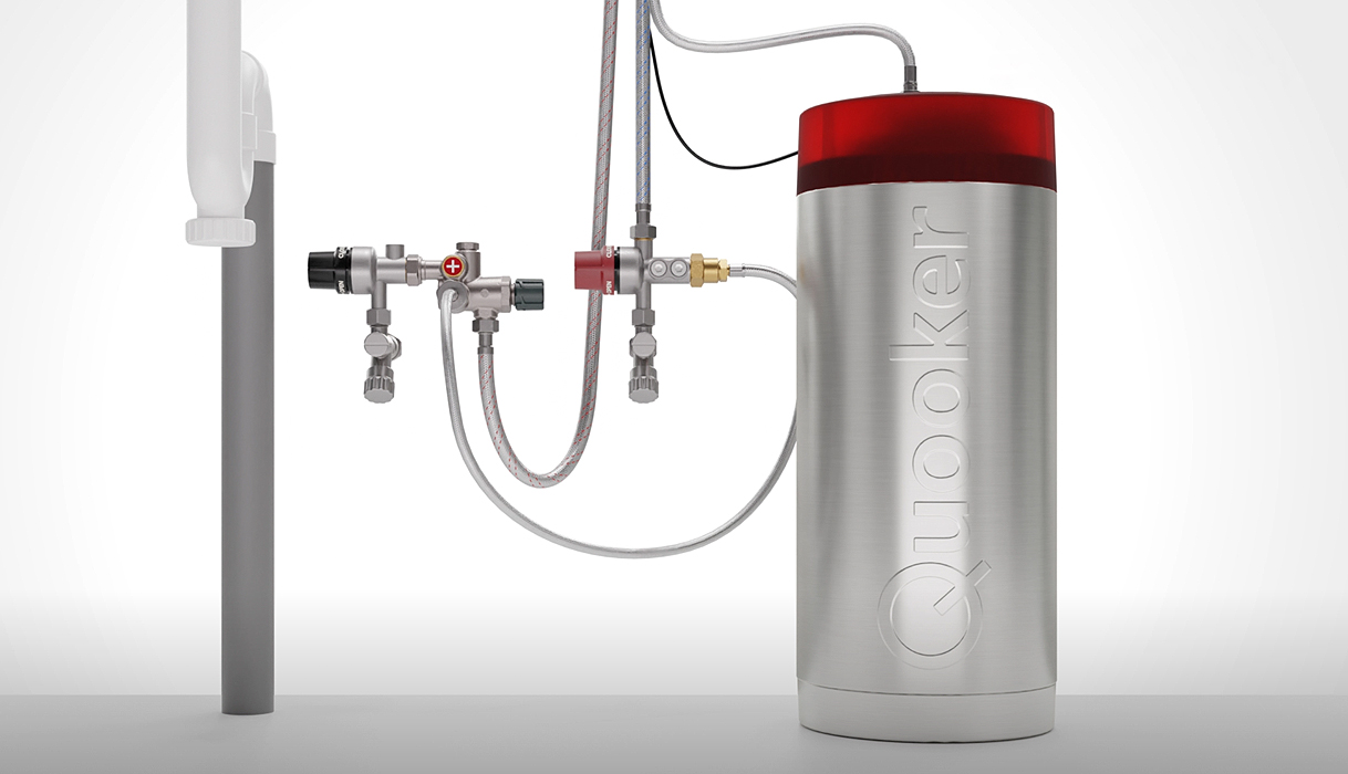 Quooker reservoir met wateraansluitingen en slangen – technische installatieweergave