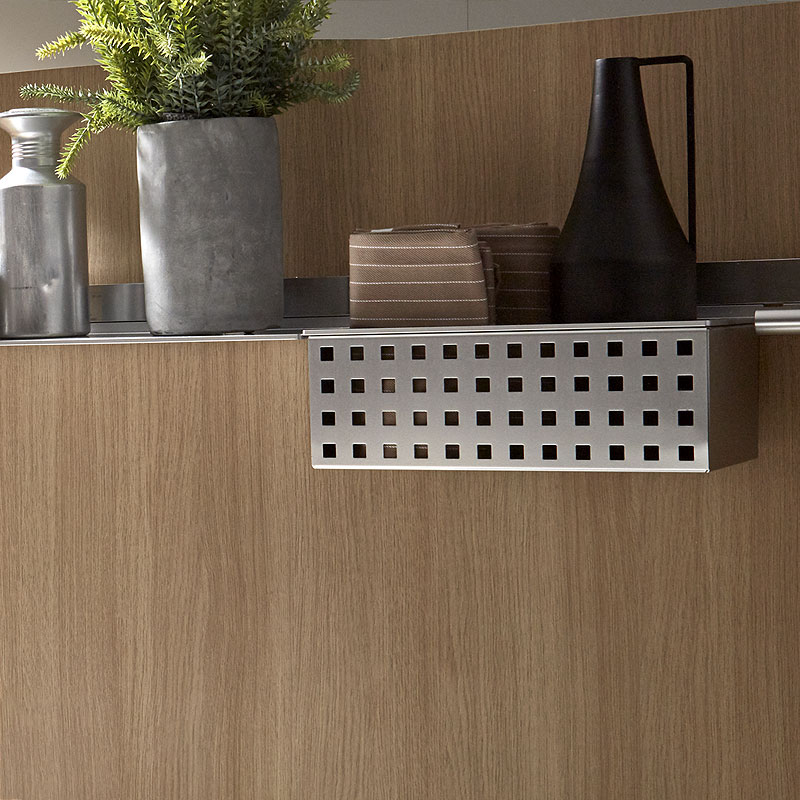 Wandrail met geperforeerde opbergbak op eiken achterwand.