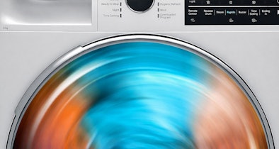 Close-up van snel draaiende Beko warmtepompdroger trommel met RapiDry technologie voor het drogen van 5 kg wasgoed binnen een uur