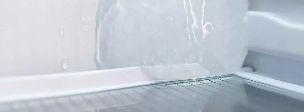 Een dikke ijslaag in een koelkast raakt de ventilator of onderdelen.