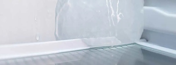 Een dikke ijslaag in een koelkast raakt de ventilator of onderdelen.