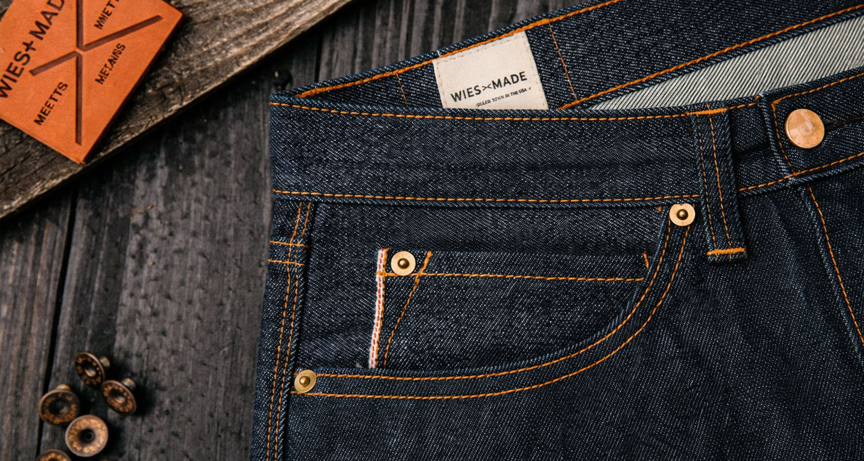 Raw denim jeans van ongewassen stof met hoog risico op krimp en kleurverlies in droger