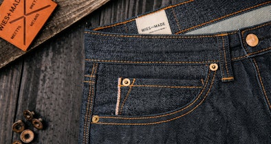 Raw denim jeans van ongewassen stof met hoog risico op krimp en kleurverlies in droger