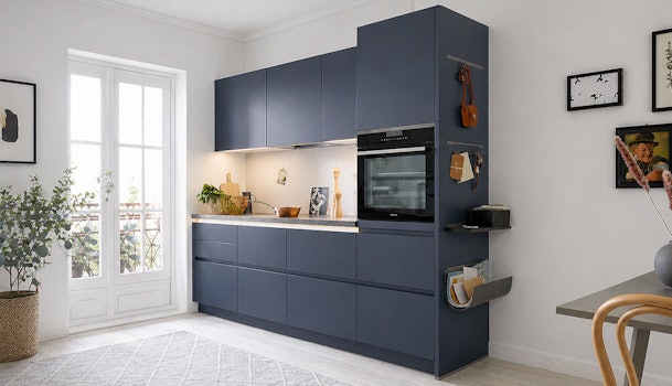 Rechte keuken van 3 meter met inbouwoven, bovenkasten en accessoires aan zijwand