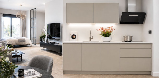 Compacte rechte keuken van 3 meter met crèmewitte hoogglans fronten en lichte kleuren