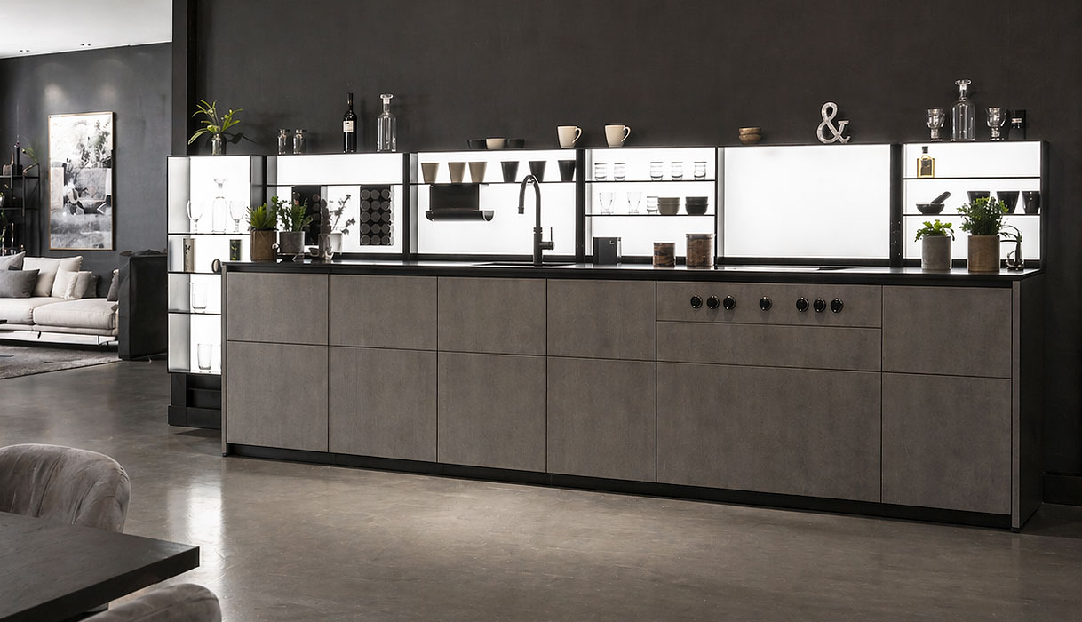 Rechte keuken van 5 meter met betonlook fronten, zwarte achterwand met verlichte schappen en accessoires