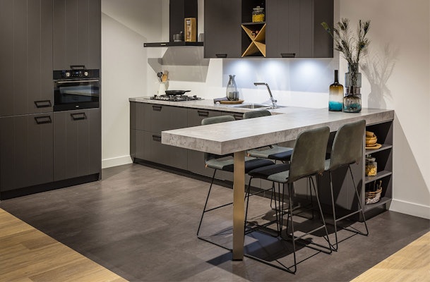 Rechte keuken met bar