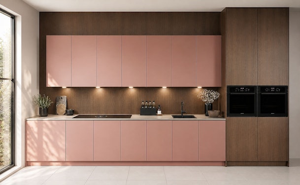 Rechte moderne keuken met roze matte fronten, donker hout en strak composiet werkblad