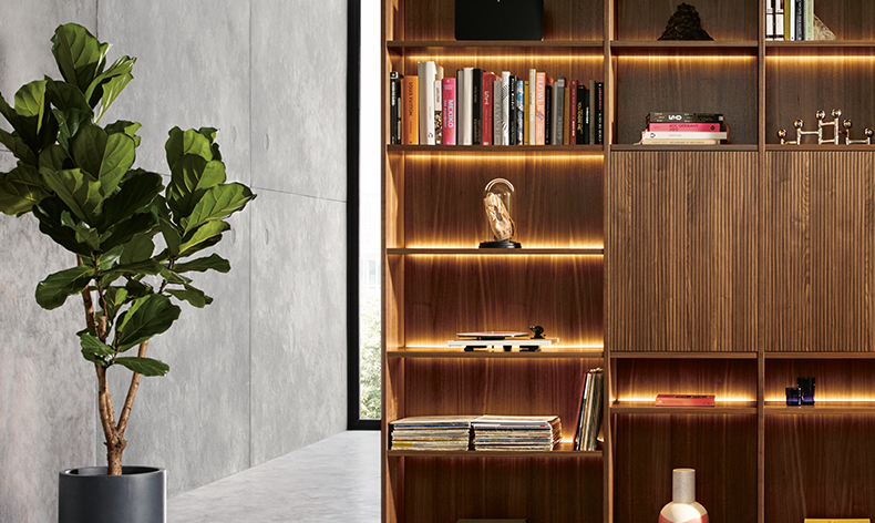 Regalen bieden een vloeiende overgang naar de woonruimte.