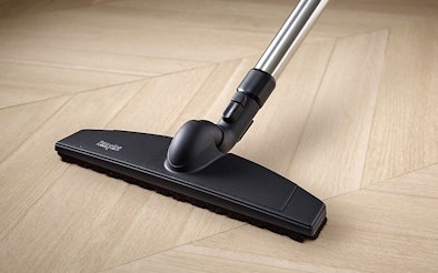 Miele parketborstel met regelbare zuigkracht op houten vloer - automatische aanpassing voor verschillende houtsoorten