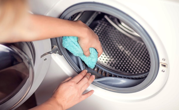 Reinigen wasmachine rubber: vetluis verwijderen.