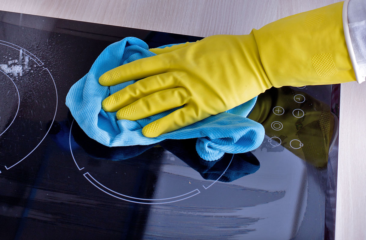 Reinig uw inductiekookplaat met een zachte doek en speciale kookplaatreiniger