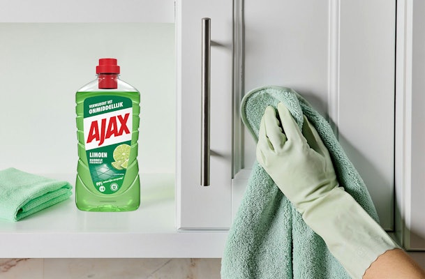 Reinig keukenkasten met wat huishoudreiniger