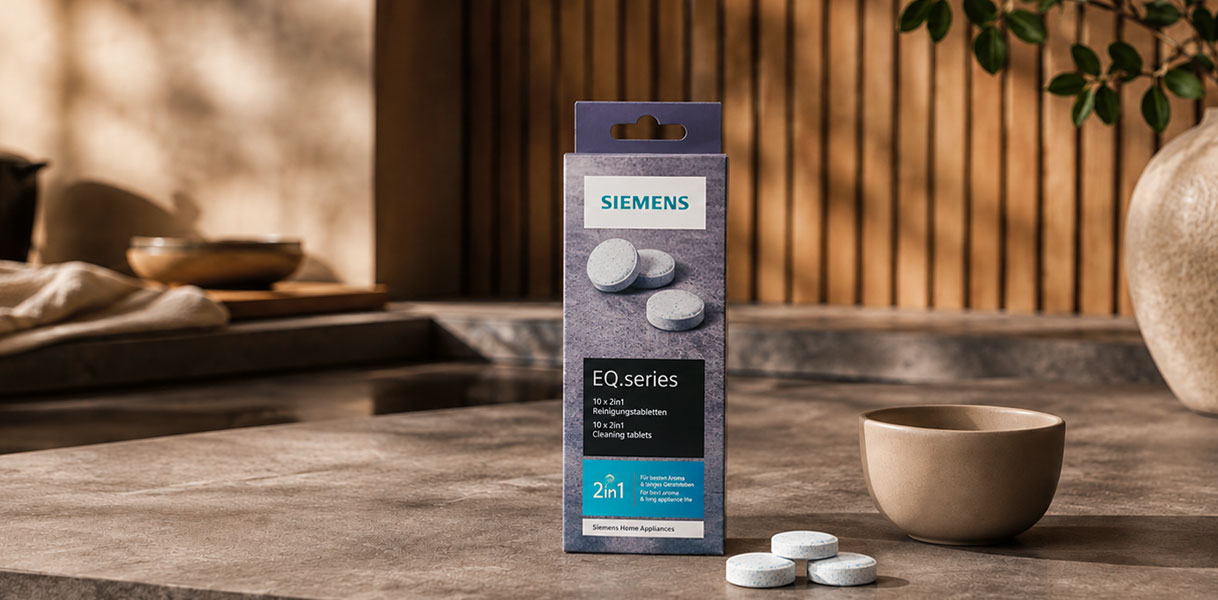 Verpakking Siemens reinigingstabletten met losse tabletten en een koffiekop op een aanrecht