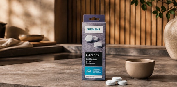 Verpakking Siemens reinigingstabletten met losse tabletten en een koffiekop op een aanrecht