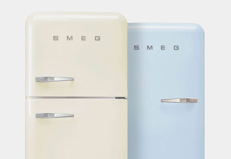 retro koelkast met ronde hoeken en klassieke handgrepen