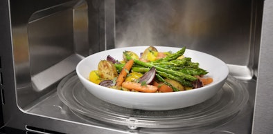 Schaal met geroosterde groenten op het ReTurntable draaiplateau in Electrolux magnetron