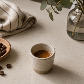 Kleine ristretto met donkere koffie en cremalaag