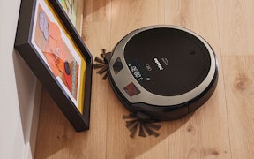 Energiezuinige robotstofzuiger reinigt automatisch houten vloer met laag stroomverbruik