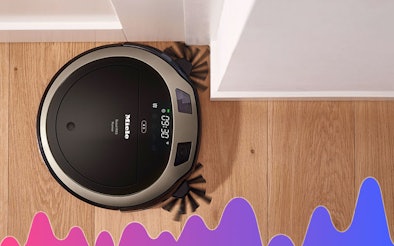 Robotstofzuiger op houten vloer met geluidsniveau weergave – uitleg over stil gebruik en lagere decibelwaarden