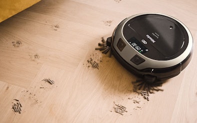 Robotstofzuiger met lagere zuigkracht reinigt effectief vuile voetstappen op laminaatvloer