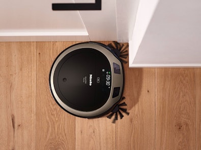 Miele robotstofzuiger met parketmodus op houten vloer - slimme sensors voor automatisch dagelijks onderhoud van parket