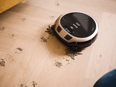 Robotstofzuiger reinigt automatisch laminaatvloer met zachte borstels en aangepast reinigingsprogramma