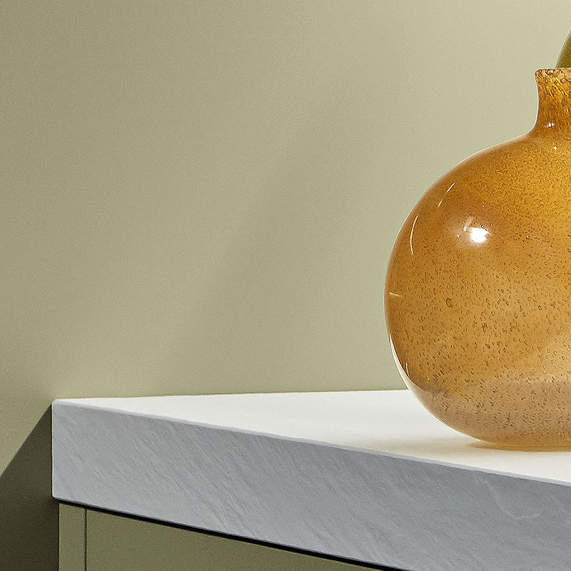 Dikke bladrand met natuursteenlook op jadegroene onderbouw.