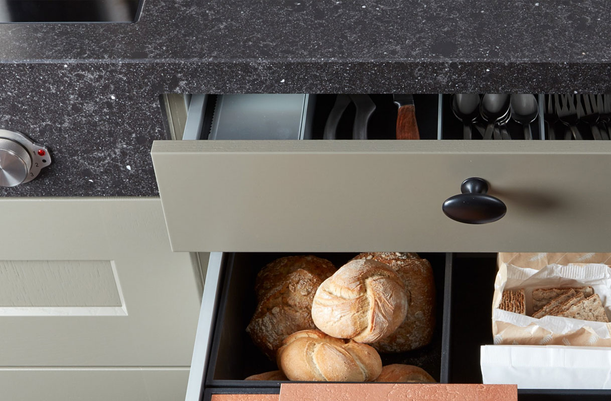 Robuuste en tijdloze vormgeving in landhuisstijl.