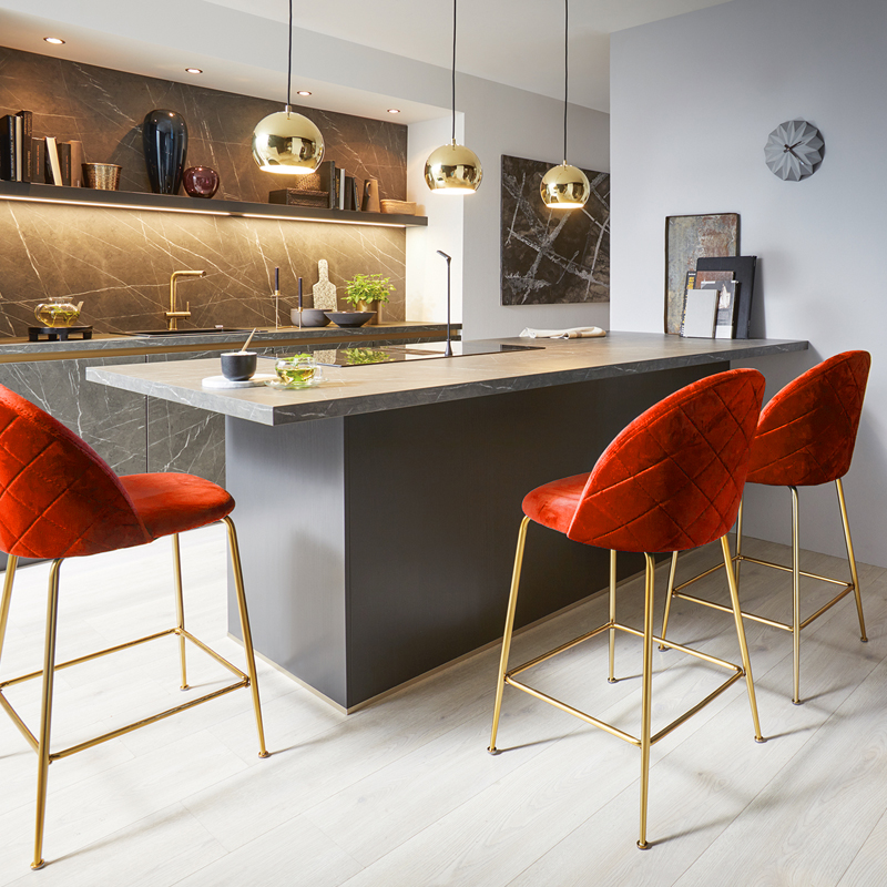 Rode barkrukken in een eilandkeuken.