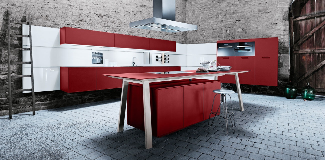 De bourgogne rode keuken laat zich goed combineren met een natuurlijk interieur.