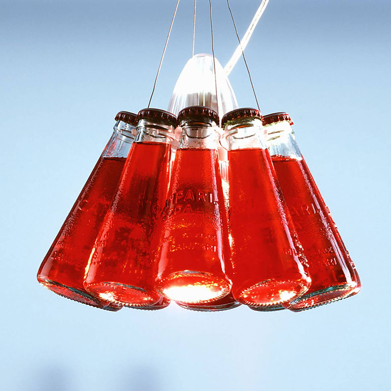 Rode design keukenverlichting.